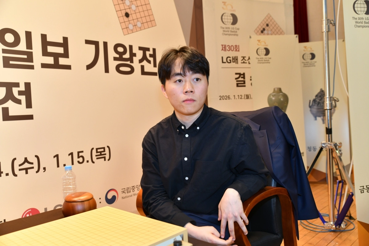 신민준 9단이 14일 서울 용산구 국립중앙박물관에서 열린 제30회 LG배 조선일보 기왕전 결승 3번기 2국을 승리한 후 인터뷰하고 있다. 2026.1.14 한국기원 제공