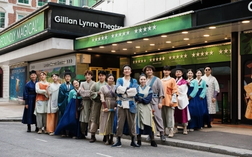 영국 웨스트엔드 쇼케이스를 앞둔 창작 뮤지컬 ‘스웨그에이지 외쳐, 조선!’ 출연진. PL 엔터테인먼트 제공