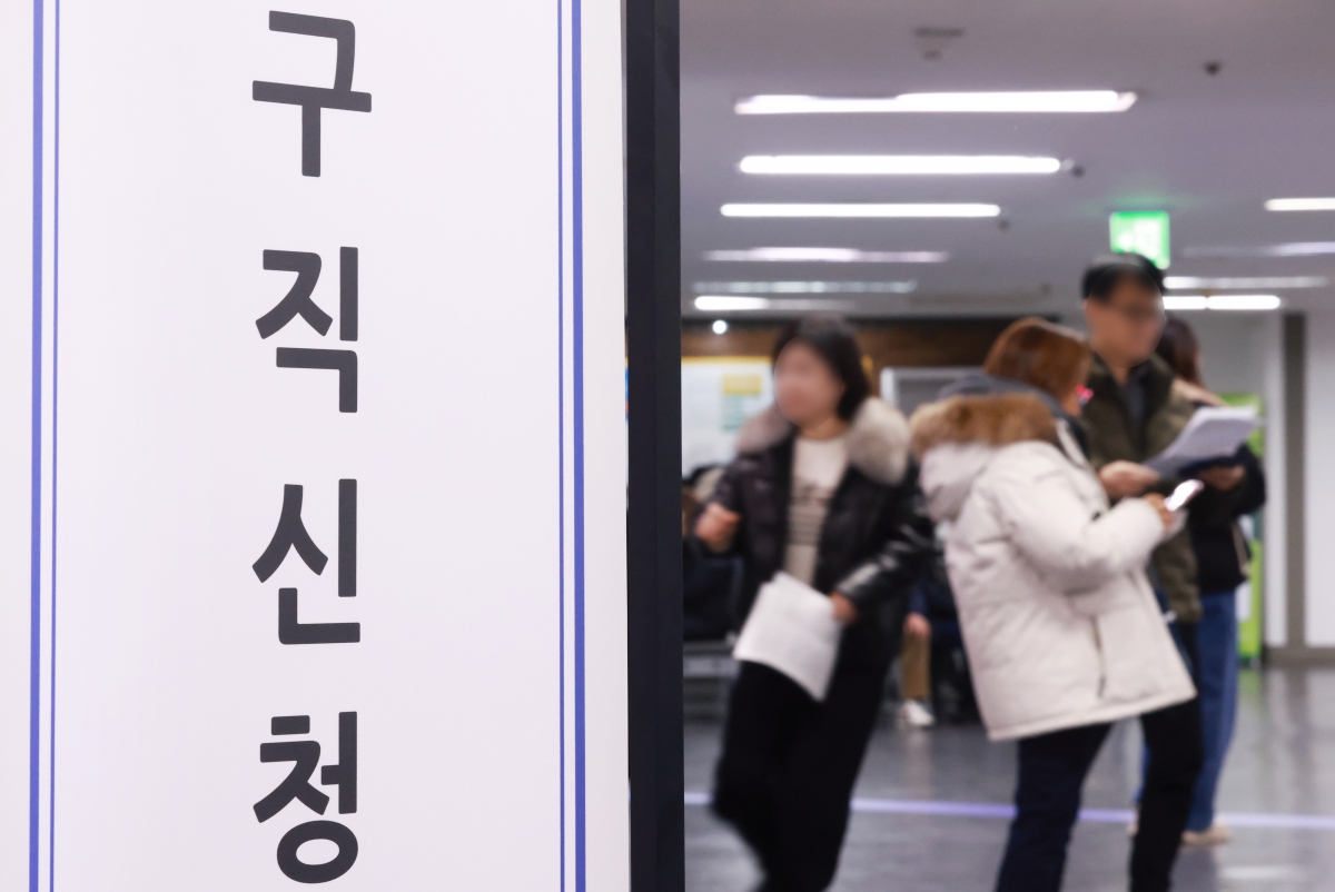 2년 연속 10만명대 머무른 취업자수     (서울=연합뉴스) 진연수 기자 = 취업자가 2년 연속 10만명대 증가하는 데 그쳤다. 30대 ‘쉬었음’은 통계 작성 이래 가장 규모가 컸다.      14일 국가데이터처가 발표한 ‘2025년 12월 및 연간 고용동향’을 보면 지난해 연간 취업자 수는 2천876만9천명으로 전년보다 19만3천명 늘었다. 실업자는 83만명으로 7천명 늘었고, 실업률은 2.8%로 전년과 같은 수준이었다. 비경제활동인구 중 ‘쉬었음’ 인구는 255만5천명으로 8만8천명 늘었는데, 30대 쉬었음은 30만9천명으로 2003년 관련 통계 작성 시작 이래 가장 높았다.      사진은 이날 서울 마포구 서울서부고용복지플러스센터 모습. 2026.1.14     jin90@yna.co.kr (끝)