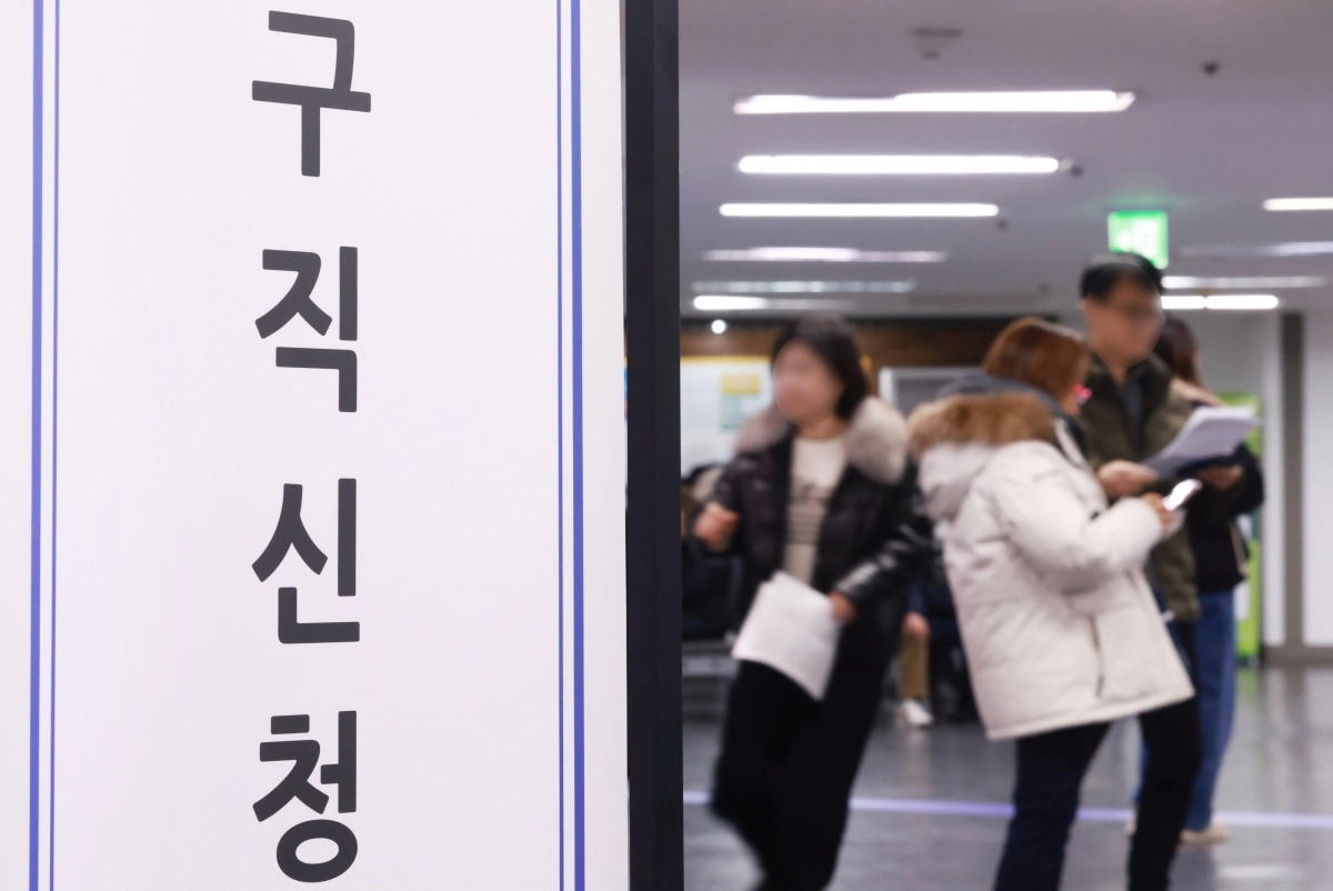 2년 연속 10만명대 머무른 취업자수     (서울=연합뉴스) 진연수 기자 = 취업자가 2년 연속 10만명대 증가하는 데 그쳤다. 30대 ‘쉬었음’은 통계 작성 이래 가장 규모가 컸다.      14일 국가데이터처가 발표한 ‘2025년 12월 및 연간 고용동향’을 보면 지난해 연간 취업자 수는 2천876만9천명으로 전년보다 19만3천명 늘었다. 실업자는 83만명으로 7천명 늘었고, 실업률은 2.8%로 전년과 같은 수준이었다. 비경제활동인구 중 ‘쉬었음’ 인구는 255만5천명으로 8만8천명 늘었는데, 30대 쉬었음은 30만9천명으로 2003년 관련 통계 작성 시작 이래 가장 높았다.      사진은 이날 서울 마포구 서울서부고용복지플러스센터 모습. 2026.1.14     jin90@yna.co.kr (끝)