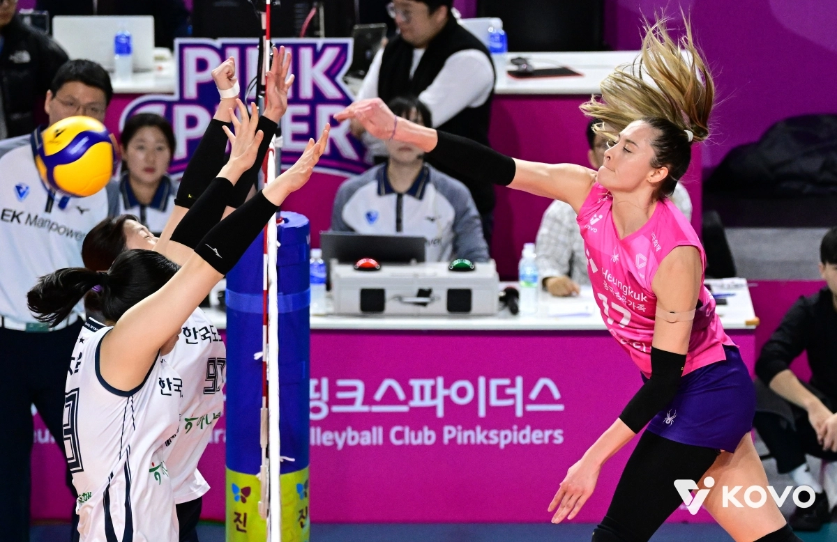 14일 인천 삼산월드체육관에서 열린 프로배구 V리그 여자부 흥국생명과 한국도로공사의 경기에서 흥국생명의 외국인 주포 레베카(오른쪽)가 강스파이크를 날리고 있다.. 한국배구연맹 제공