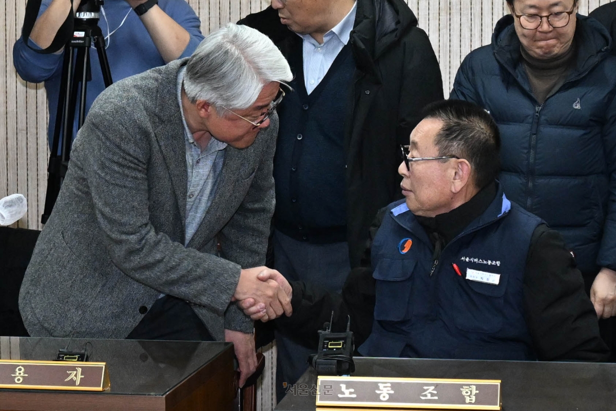 thumbnail - 서울 시내버스 노사, 협상 극적 타결<br>‘역대 최장’ 파업 44시간 만에 종료