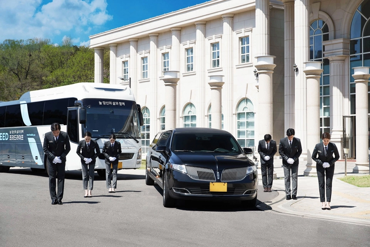 웅진프리드라이프가 신상품 ‘웅진프리드 360·450·540’ 시리즈를 선보이며 ‘라이프케어 플랫폼’으로의 전환을 본격화한다고 밝혔다. 사진은 웅진프리드라이프의 고인이송 차량 서비스 모습. 웅진프리드라이프 제공