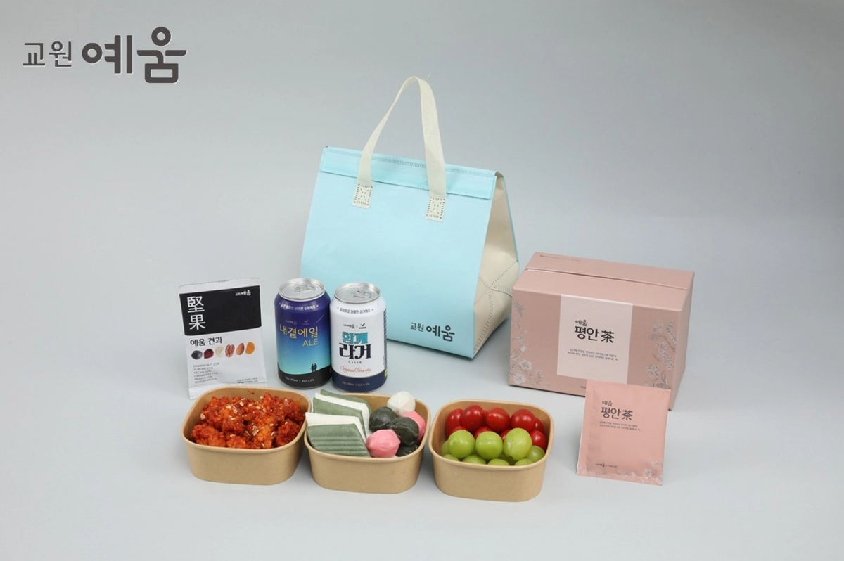 교원라이프의 장례 브랜드인 교원예움으로 수제맥주와 전용 육개장을 직영 장례식장에 도입하는 등 장례식장 전용 식음 제품군을 강화하고 있다. 왼쪽부터 ‘예움견과’, ‘내곁에일’, ‘함께라거’, ‘예움 평안차’. 교원라이프 제공