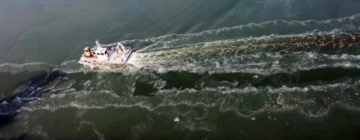 얼음 깨며 아라뱃길 여는 쇄빙선