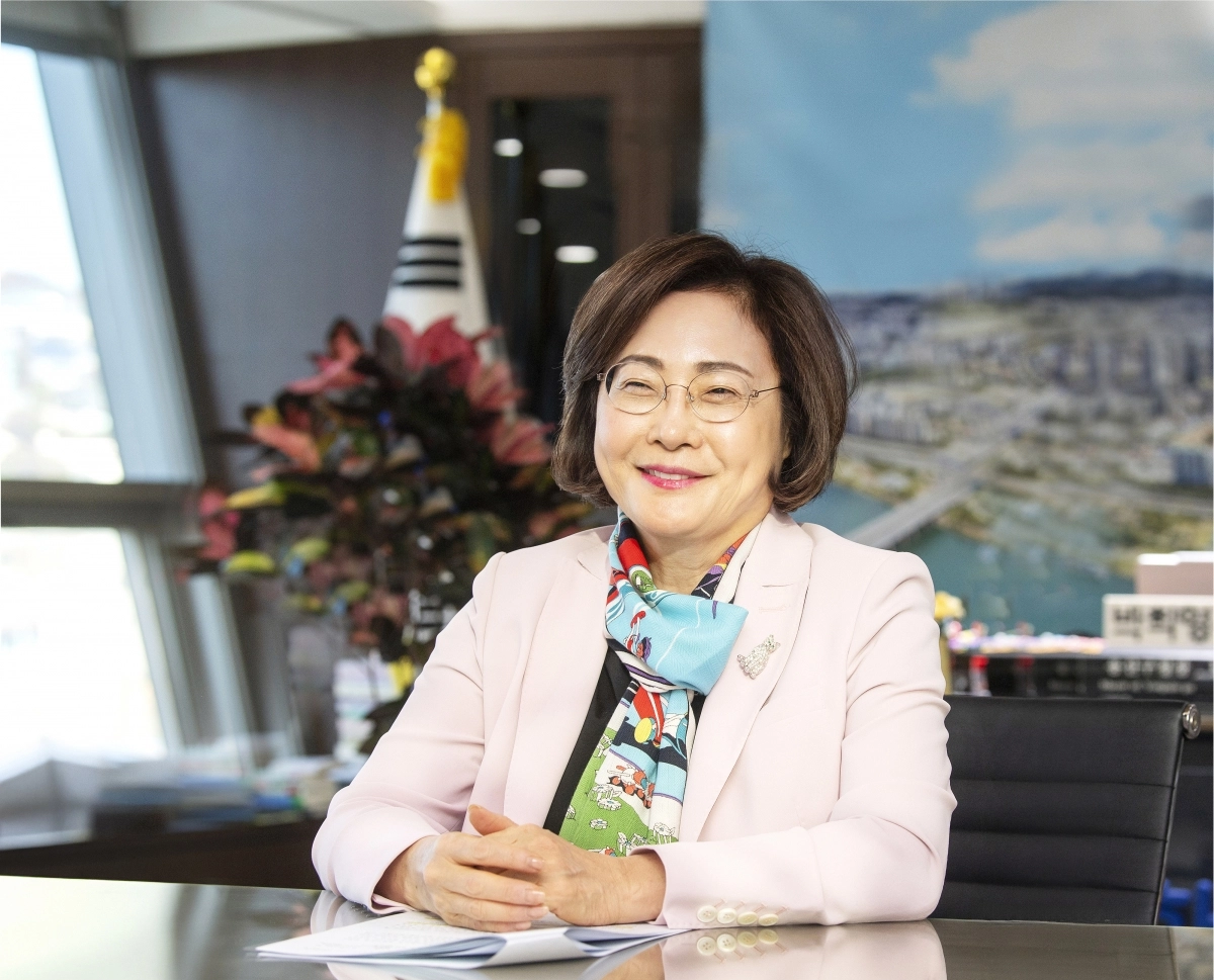 박희영 서울 용산구청장이 14일 청사 집무실에서 서울신문과 신년 인터뷰를 하고 있다. 박 구청장은 “민선 8기의 남은 임기 6개월 역시 지금처럼 주민 손을 잡고 함께 달릴 것”이라며 환하게 웃었다. 용산구 제공