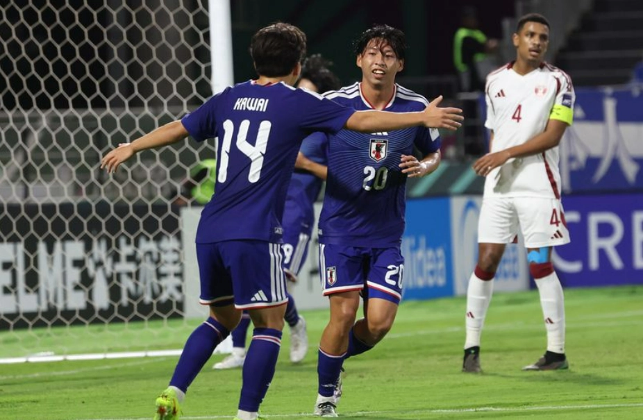 일본 23세 이하 축구대표팀의 사토 류노스케(가운데)가 14일(한국시간) 사우디아라비아 제다 킹 압둘라 스포츠 시티홀 스타디움에서 열린 아시아축구연맹(AFC) U-23 아시안컵 조별리그 3차전 카타르와의 경기에서 후반 득점 후 가와이 토쿠모(왼쪽)의 축하를 받고 있다. AFC 제공