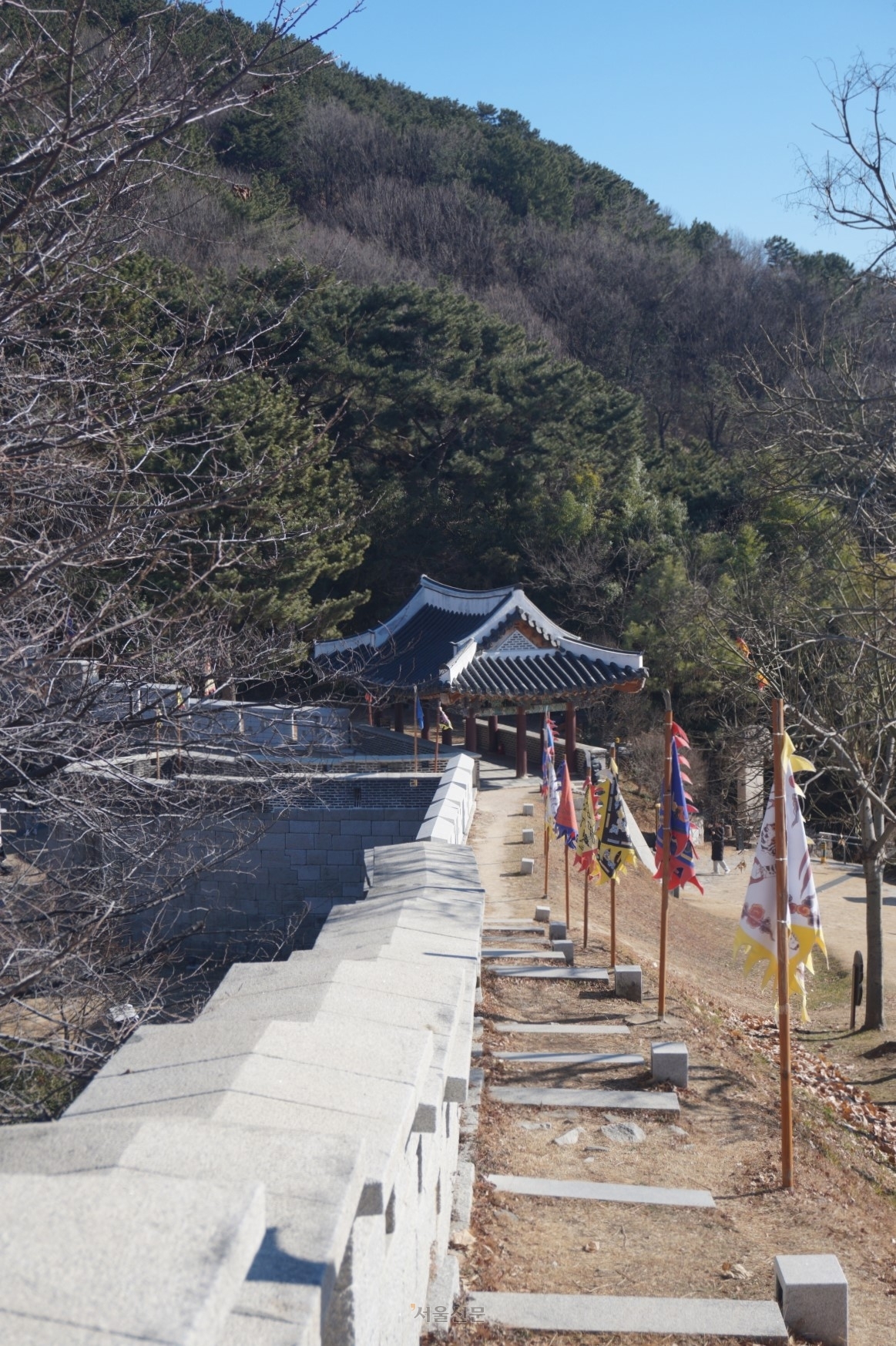 동래성. ‘동국여지승람’은 고려 말인 1387년 원수 박위가 동래군성을 처음 쌓기 시작했다고 적었다. 사진에 보이는 북문은 동래부사 정언섭이 1731년 마안선 능선을 따라 성을 늘려 쌓으며 세웠다. 시가지 성벽은 거의 남아 있지 않다.