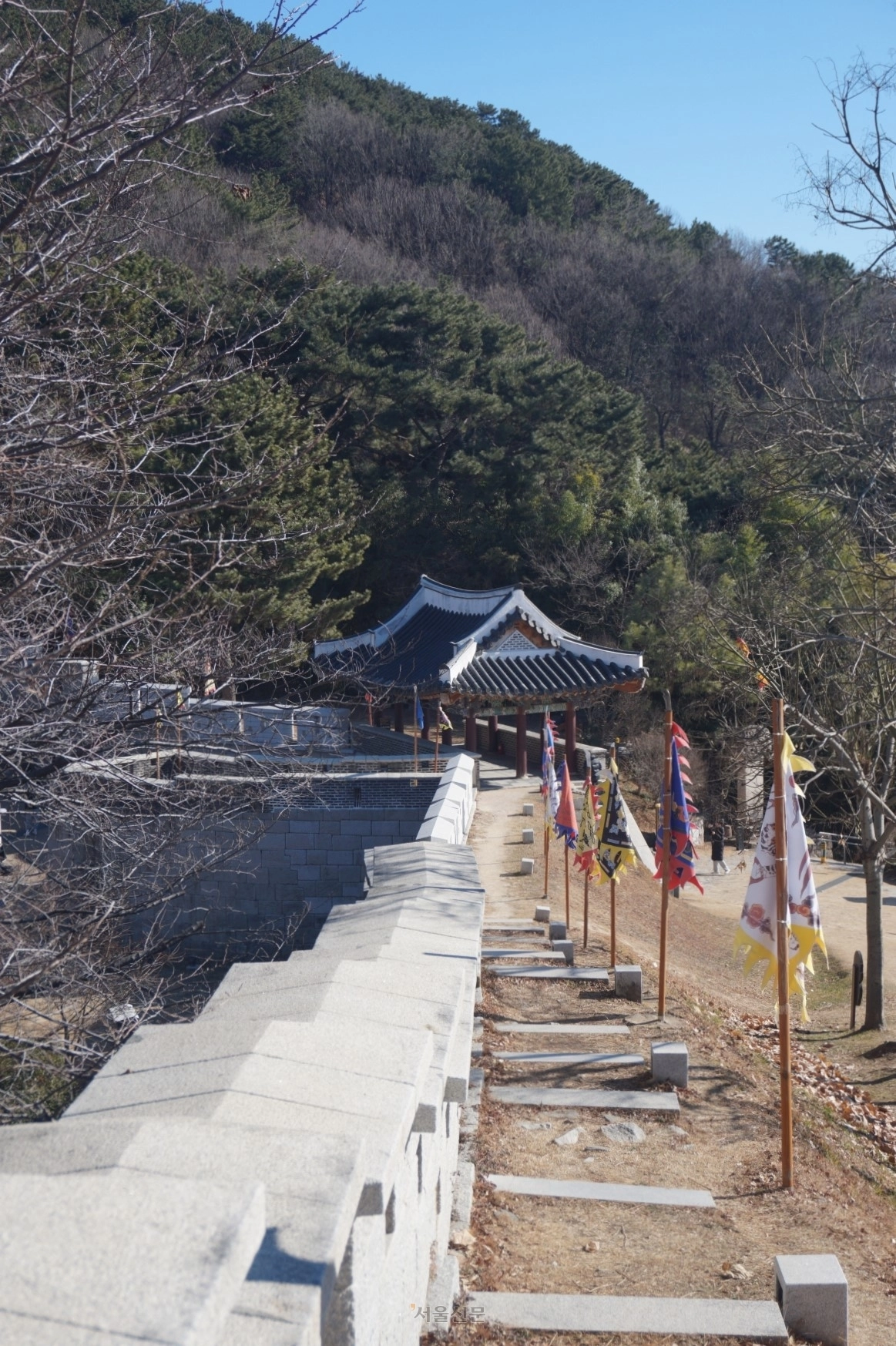 동래성. ‘동국여지승람’은 고려 말인 1387년 원수 박위가 동래군성을 처음 쌓기 시작했다고 적었다. 사진에 보이는 북문은 동래부사 정언섭이 1731년 마안선 능선을 따라 성을 늘려 쌓으며 세웠다. 시가지 성벽은 거의 남아 있지 않다.