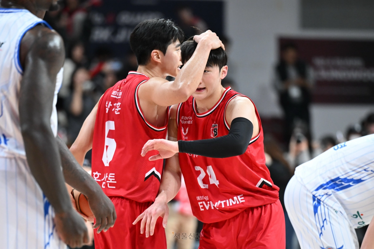 박지훈(왼쪽)이 14일 경기 안양 정관장 아레나에서 열린 2025~26 프로농구 안양 정관장과 대구 한국가스공사의 대결에서 문유현의 머리를 쓰다듬고 있다. 2026.1.14 KBL 제공