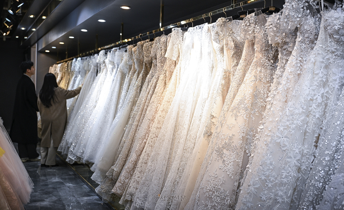경기 수원시 브라이덜휘 수원본점에서 고객들이 웨딩 드레스를 살펴보고 있다. 이지훈 기자