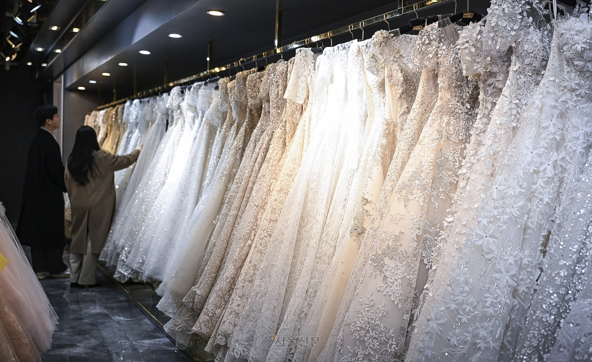 경기 수원시 브라이덜휘 수원본점에서 고객들이 웨딩 드레스를 살펴보고 있다. 이지훈 기자