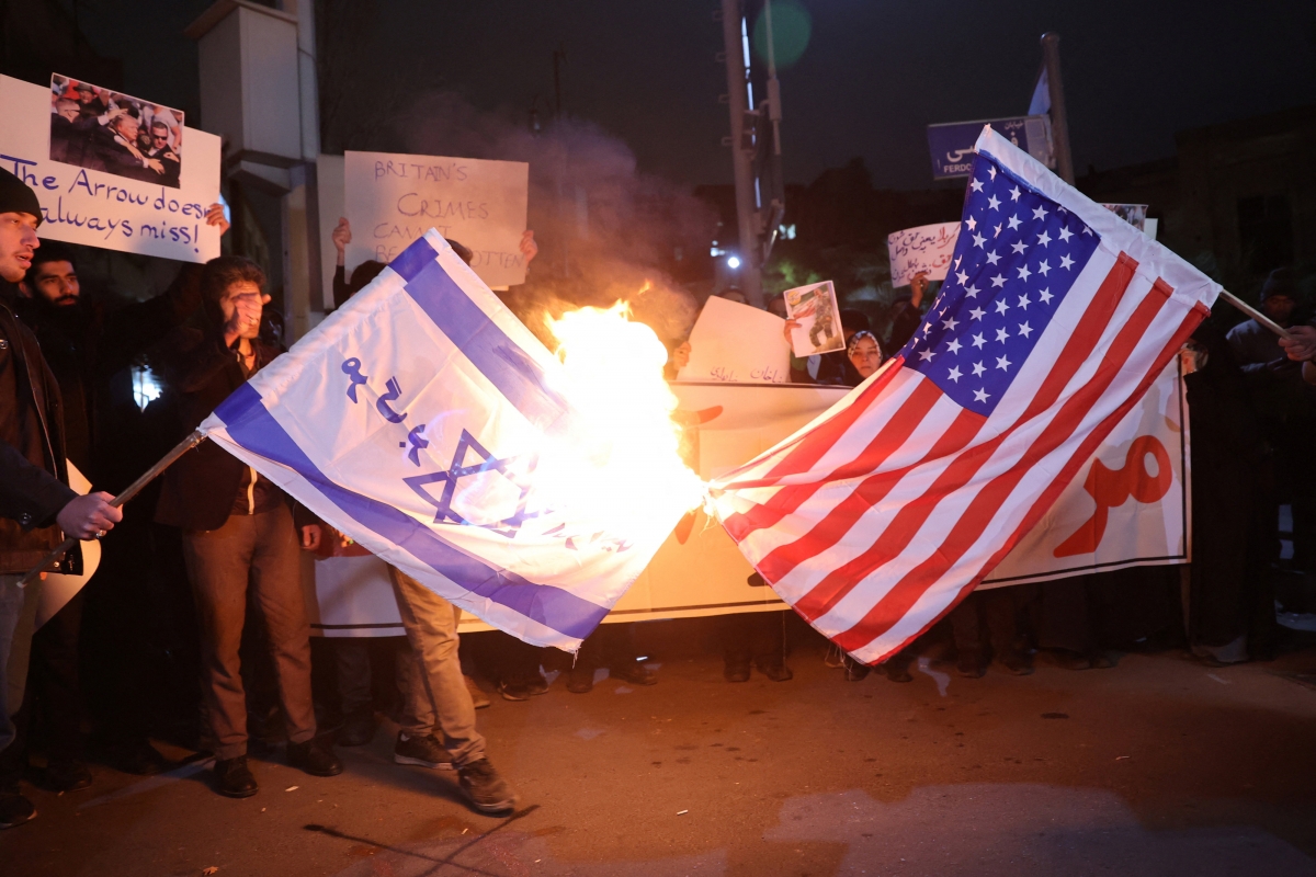 14일(현지시간) 이란 테헤란에서 반정부 시위에 항의하는 이란 학생들이 영국 대사관 앞에서 미국과 이스라엘 국기를 불태우고 있다. 2026.1.14 WANA 로이터 연합뉴스