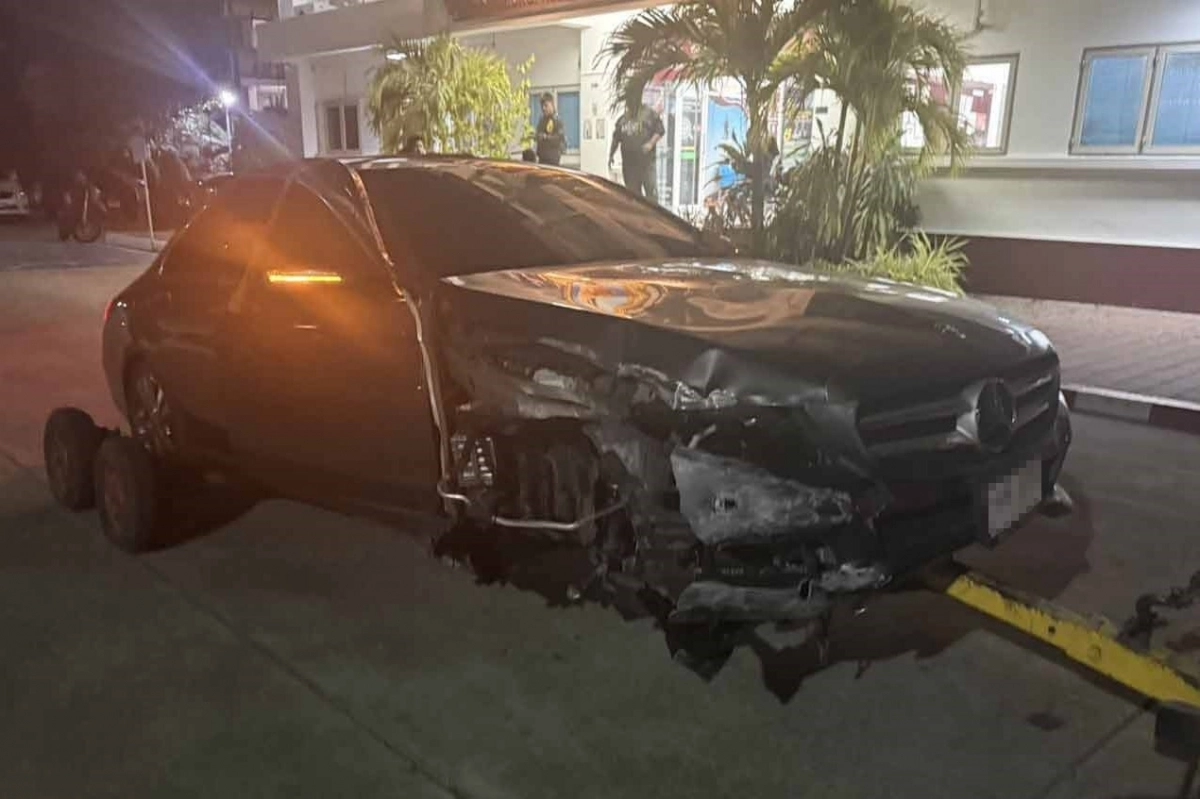 지난 12일(현지시간) 태국 파타야의 한 주택단지에서 강도 피해를 당한 중국인 여성 소유의 메르세데스벤츠 승용차. 방콕포스트 홈페이지 캡처