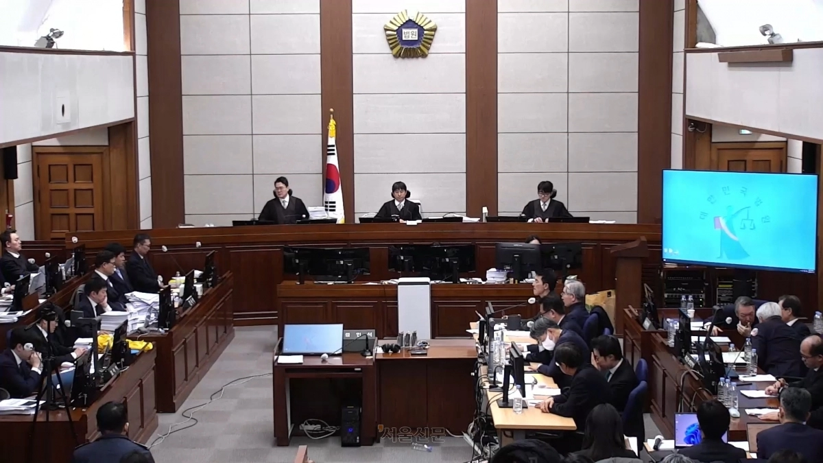 12·3 비상계엄 관련 내란 우두머리 혐의로 기소된 윤석열 전 대통령과 내란 중요임무 종사 혐의를 받는 김용현 전 국방부 장관 등이 13일 서울 서초구 서울중앙지방법원 417호 형사대법정에서 열린 윤 전 대통령의 내란 우두머리 혐의 결심공판에 출석해 있다. 서울중앙지법 제공