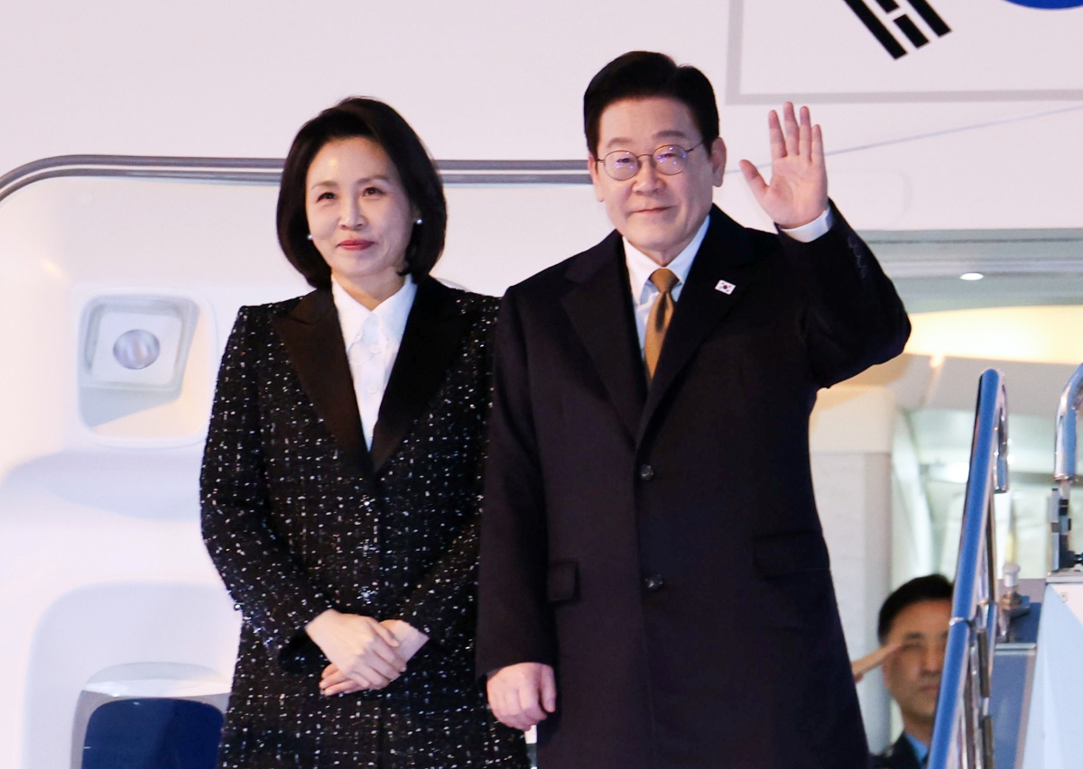 한일 정상회담 등 방일 일정을 마치고 귀국하는 이재명 대통령과 김혜경 여사가 14일 일본 오사카 간사이국제공항 공군 1호기에서 환송객에게 인사하고 있다. 2026.1.14 연합뉴스