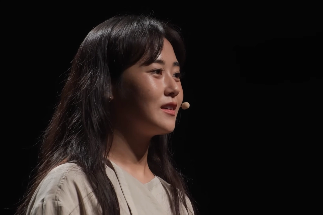 그룹 포미닛 출신 배우 허가윤이 과거 학교폭력을 당한 사실을 고백하고 있다. 유튜브 채널 ‘세바시 강연’ 캡처