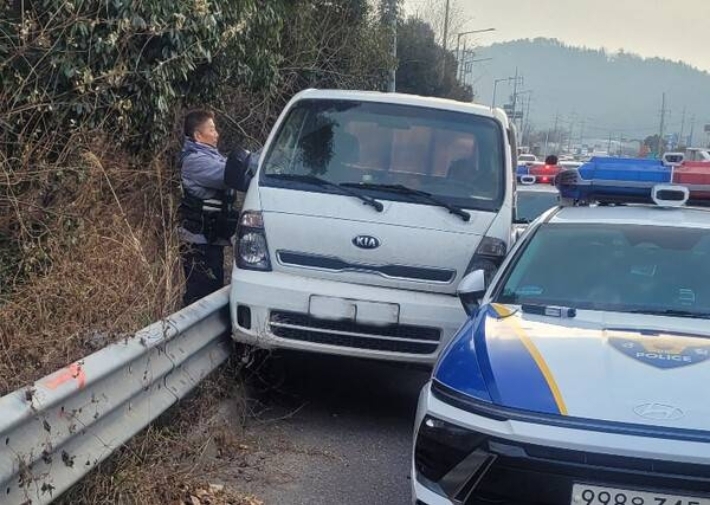 순천 별량파출소 직원들이 저혈당 쇼크로 의식이 희미해진 채 도로를 주행하던 트럭 운전자를 구조하고 있다. 순천경찰서 제공.