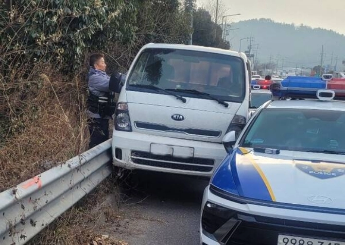 순천 별량파출소 직원들이 저혈당 쇼크로 의식이 희미해진 채 도로를 주행하던 트럭 운전자를 구조하고 있다. 순천경찰서 제공.