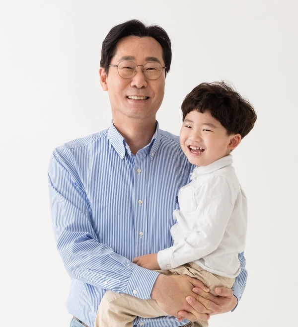 정명근 화성시장이 아이를 안고 있다. (화성시 제공)
