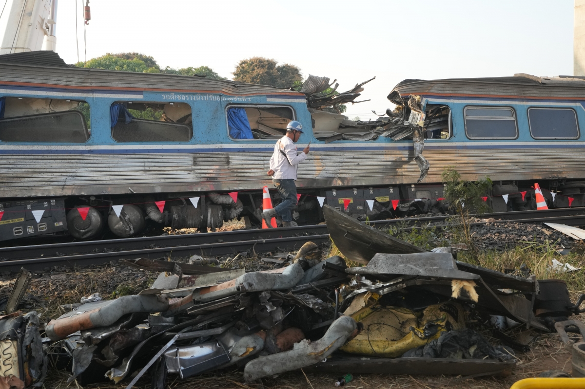 태국 나콘랏차시마주 고속철도 공사 현장에서 크레인이 무너지며 달리던 열차를 덮쳐 최소 32명의 사망자를 초래한 사건이 일어난 다음날인 15일(현지시간) 열차 잔해가 보이고 있다. 2026.1.15 AP 연합뉴스