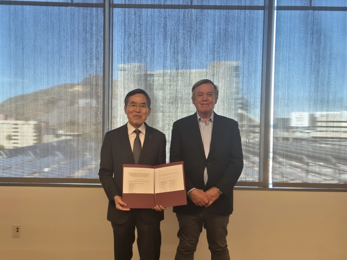 유길상 한국기술교육대학교 총장(왼쪽)이 애리조나주립대 마이클 크로우 총장과 업무협약을 맺고 기념촬영을 하고 있다. 한기대 제공