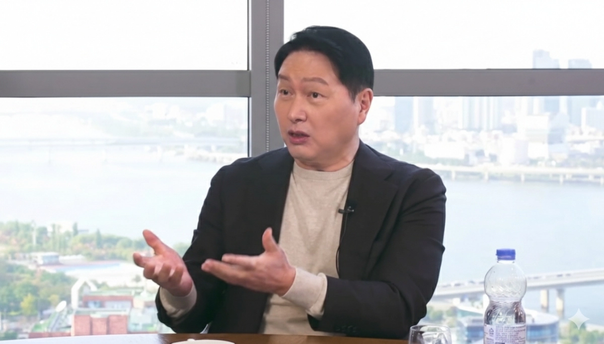 최태원 SK그룹 회장 겸 대한상공회의소 회장이 26일 공개된 유튜브 삼프로TV ·언더스탠딩·압권과의 인터뷰에서 발언하고 있다. SK그룹 제공