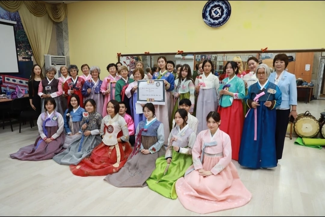 평택시로부터 한복을 선물 받은 카자흐스탄 고려인들이 기념 촬영을 하고 있다. (평택시 제공)