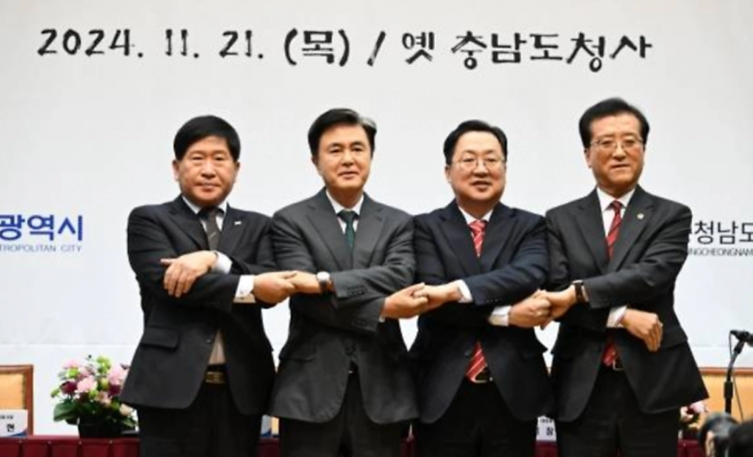 충남도와 대전시가 통합 지방자치단체 출범 추진을 위한 공동선언문을 채택했다. 왼쪽부터 홍성현 충남도의회 의장, 김태흠 충남지사, 이장우 대전시장, 조원휘 대전시의회 의장. 서울신문DB제공