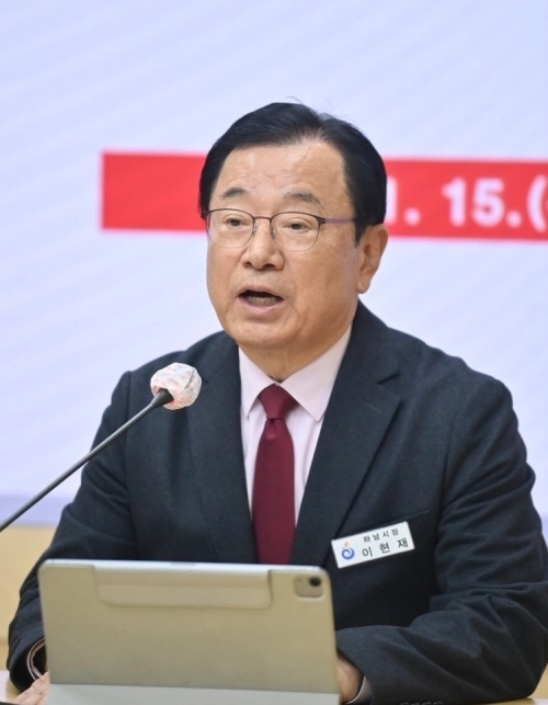 이현재 하남시장이  15일 ‘위례-신사선 도시철도 건설사업’의 예비타당성 조사 통과를 강력히 촉구하는 성명서를 발표하고 있다.