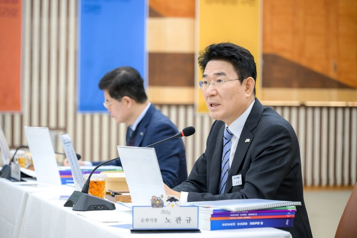 노관규 시장이 ‘2026년 주요업무 실행계획 보고회’에서 회의를 주관하고 있다.