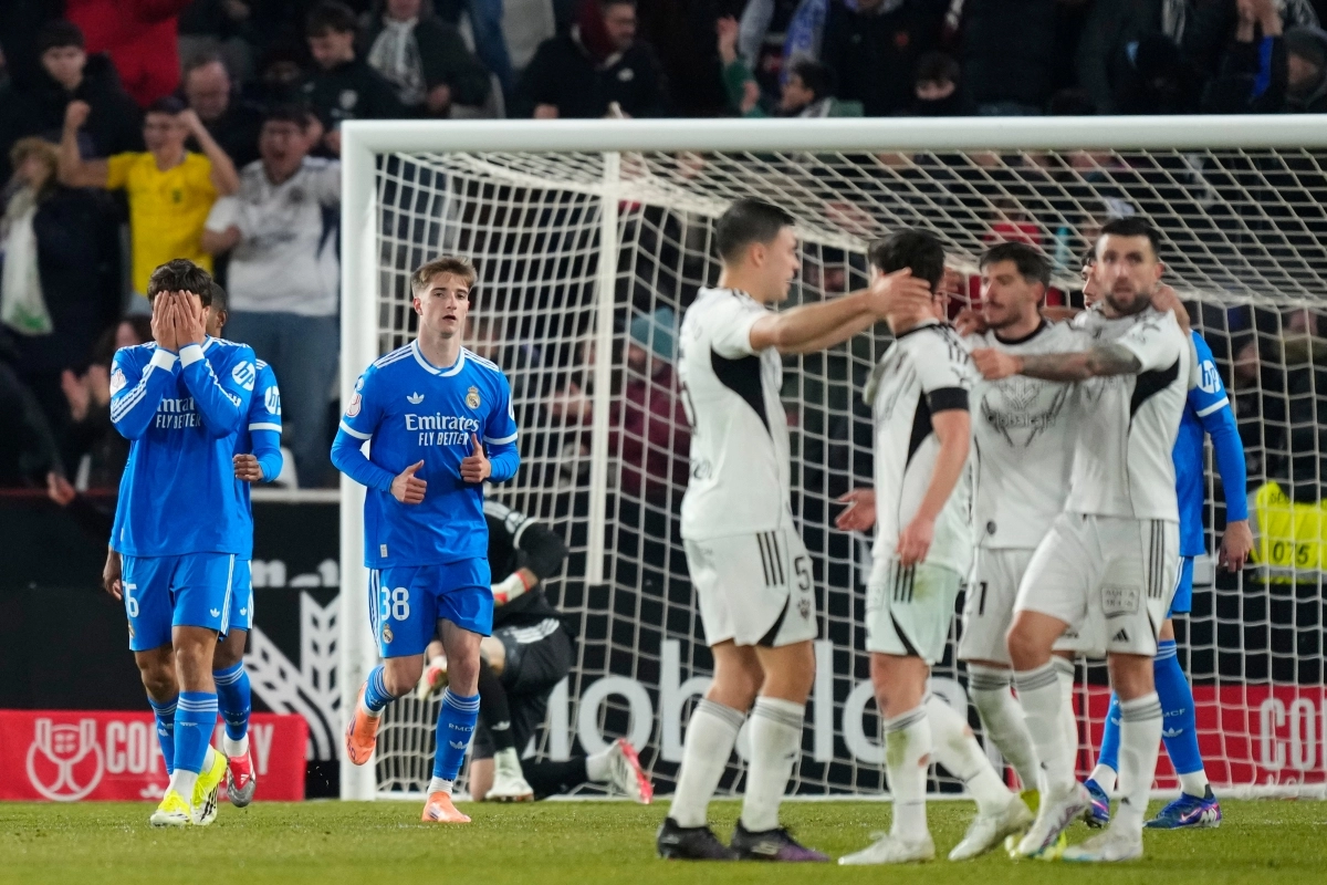 14일 스페인 알바세테에서 열린 알바세테와 레알 마드리드의 경기에서 알바세테가 두 번째 골을 넣은 뒤 레알 마드리드 선수들(파란색 유니폼)이 낙담한 표정을 짓고 있다. AP  연합뉴스