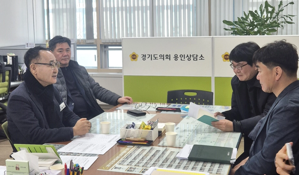 김영민 의원이 14일 경기도의회 용인상담소에서 경기도 건설국 하천과로부터 2026년도 용인지역 지방하천 정비 및 유지관리사업 추진계획을 보고받고 사업별 추진 일정과 예산 집행 계획을 점검하고 있다.(사진=경기도의회)