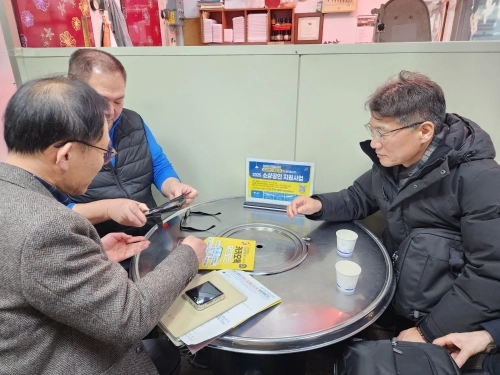 서울 노원구 소상공인 매니저가 사업장을 방문해 지원 사업을 설명하고 있다.   노원구 제공