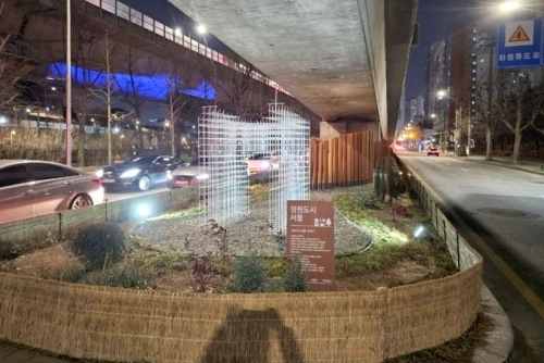 서울 서대문구 내부순환로 연희나들목 고가 하부에 조성된 그린아트길.   서대문구 제공