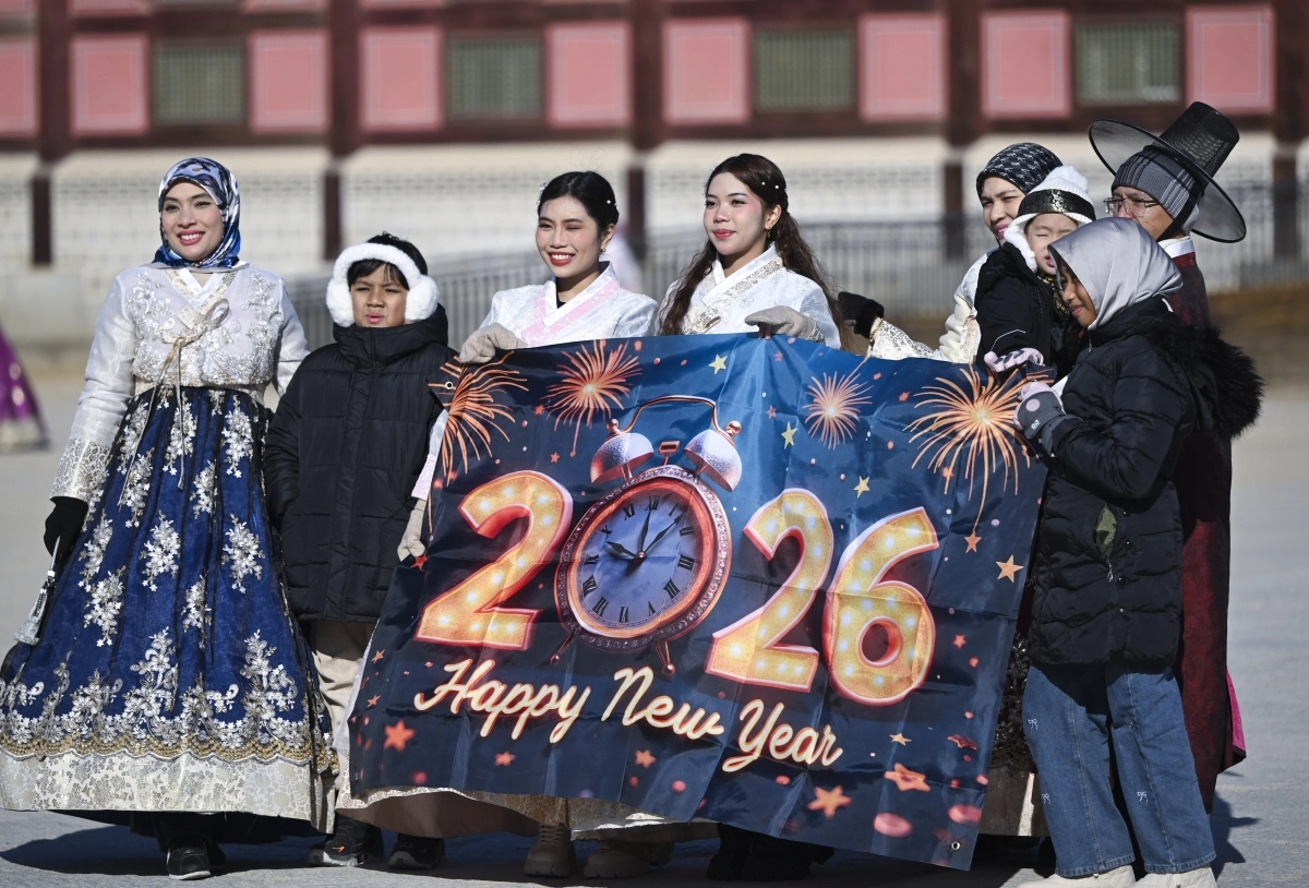 병오년(丙午年) 새해 첫날인 1일 서울 종로구 광화문에서 외국인 관광객들이 새해 기념 현수막을 들고 경복궁 흥례문을 배경으로 추억을 남기고 있다. 이지훈 기자
