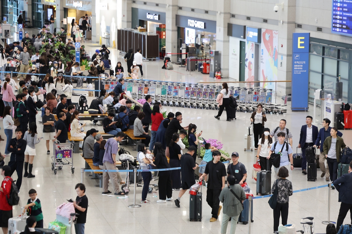 중국인 단체관광객 무비자 입국 첫날인 지난해 9월29일 인천국제공항이 입국한 외국인 관광객들로 붐비고 있다.  서울신문DB.
