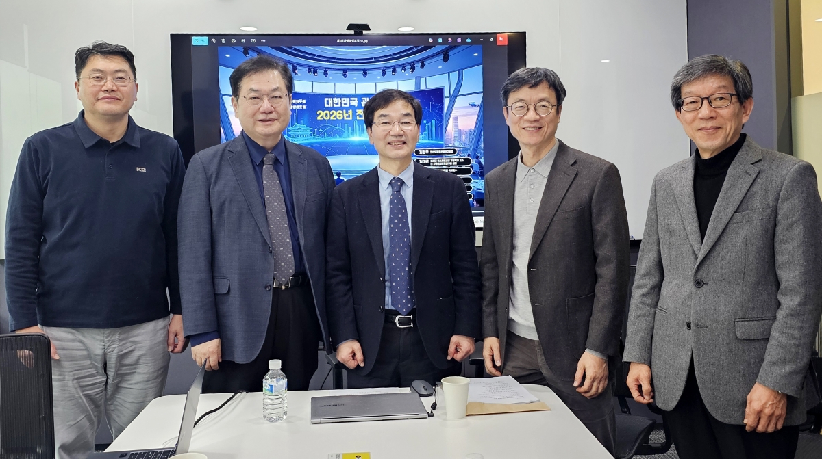 한반도문화관광연구원 주최로 열린 ‘제3차 관광 상생포럼’에 참여한 전문가들이 기념 촬영을 하고 있다. 왼쪽부터 정철 한양대학교 관광대학원장, 김대관 경희대 하스피탤리티 경영학과 교수(전 한국문화관광연구원 원장), 김형우 한반도문화관광연구원 원장(전 한국관광기자협회 회장), 김현환 경희대 관광대학원 특임교수(전 문체부 제1차관), 박정록 전 서울시관광협회 상근부회장. 사진: 한반도문화관광연구원 제공.