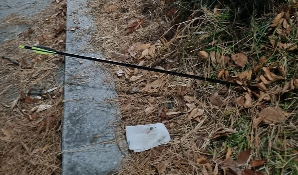 지난 7일 밤 청주에서 산책중인 여성 주변으로 날라와 화단에 박힌 화살. 연합뉴스