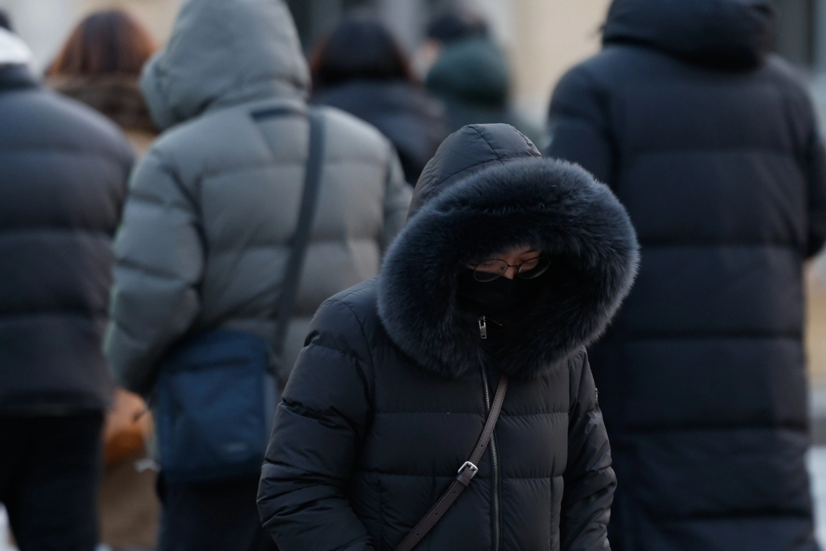 전국 대부분이 영하권으로 체감 온도가 영하 15도까지 떨어진 12일 오전 서울 종로구 광화문 네거리에서 시민들이 몸을 움츠린 채 출근길을 서두르고 있다. 2026.1.12/뉴스1