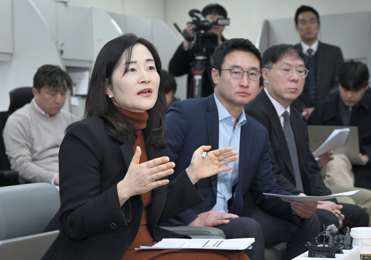 김효정 기후에너지환경부 물이용정책관이 15일 대구시청 기자실을 찾아 대구 물 문제 해결을 위해 취수원을 이전하는 기존 방식 대신 강변여과수와 복류수를 활용하는 방안에 대해 설명하고 있다. 대구시 제공