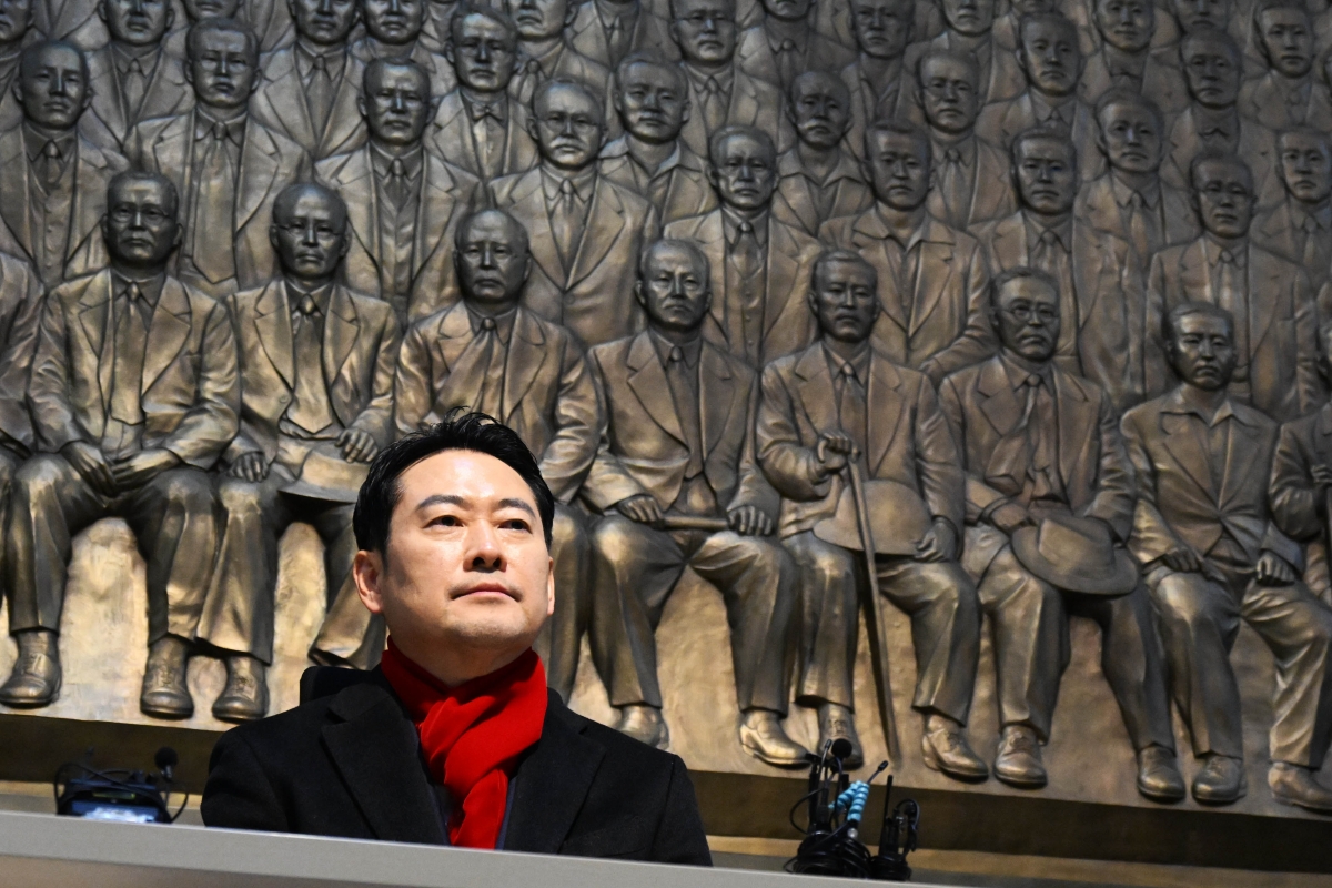 장동혁 국민의힘 대표가 15일 국회 제헌국회의원상 앞에서 공천헌금·통일교 특검 수용을 촉구하며 단식하고 있다. 2026.1.15 홍윤기 기자