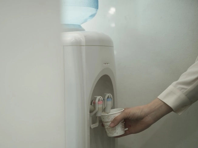 사무실에서 흔히 볼 수 있는 정수기가 우리가 생각하는 것보다 훨씬 더 더럽고, 건강에 위험할 수 있다는 연구 결과가 나왔다. 아이클릭아트