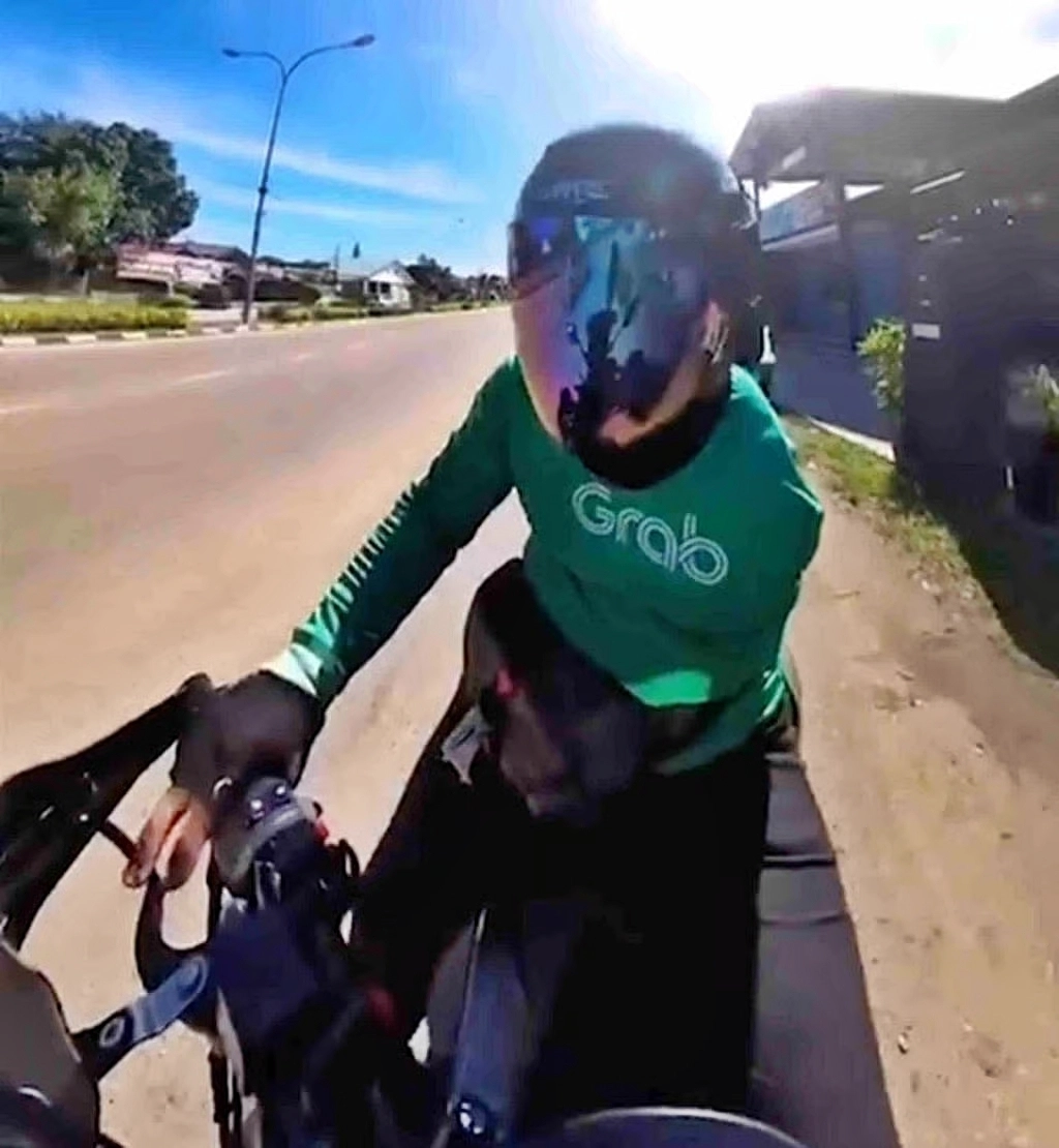 3일(현지시간) 홍콩 사우스차이나모닝포스트(SCMP)는 말레이시아 동부 트렝가누 출신 아흐마드 나빌 로슬리(26)가 장애를 딛고 음식 배달 라이더로 일하며 내년 결혼을 준비 중이라고 싱가포르 매체 8월드를 인용해 보도했다. 8월드 자료