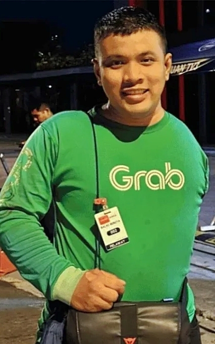 3일(현지시간) 홍콩 사우스차이나모닝포스트(SCMP)는 말레이시아 동부 트렝가누 출신 아흐마드 나빌 로슬리(26)가 장애를 딛고 음식 배달 라이더로 일하며 내년 결혼을 준비 중이라고 싱가포르 매체 8월드를 인용해 보도했다. 8월드 자료