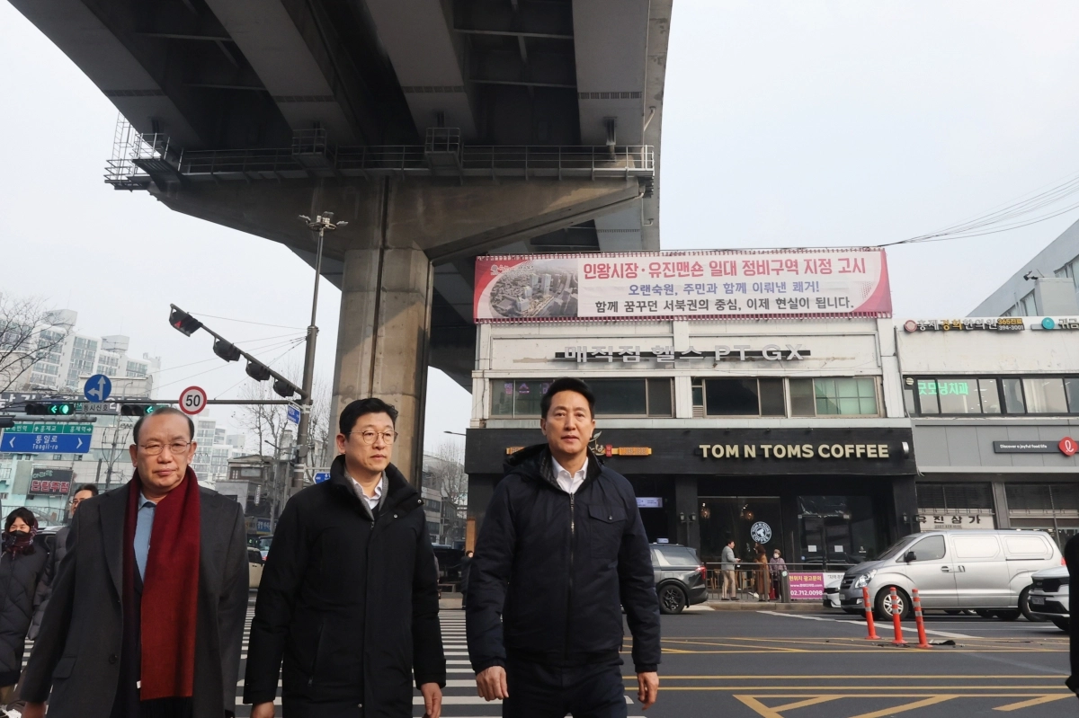 오세훈 서울시장이 15일 서울 서대문구 홍은사거리에서 홍제천 일대 내부순환도로 현장을 둘러보고 있다. 왼쪽부터 송주범 국민의힘 서대문을 당협위원장, 한병용 시 재난안전실장, 오 시장. 뉴스1
