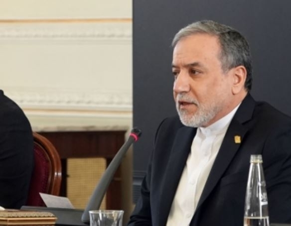 아바스 아라그치 이란 외무장관이 지난 12일(현지시간) 이란 수도 테헤란에서 열린 한 회의에서 발언하고 있다. 테헤란 신화 연합뉴스