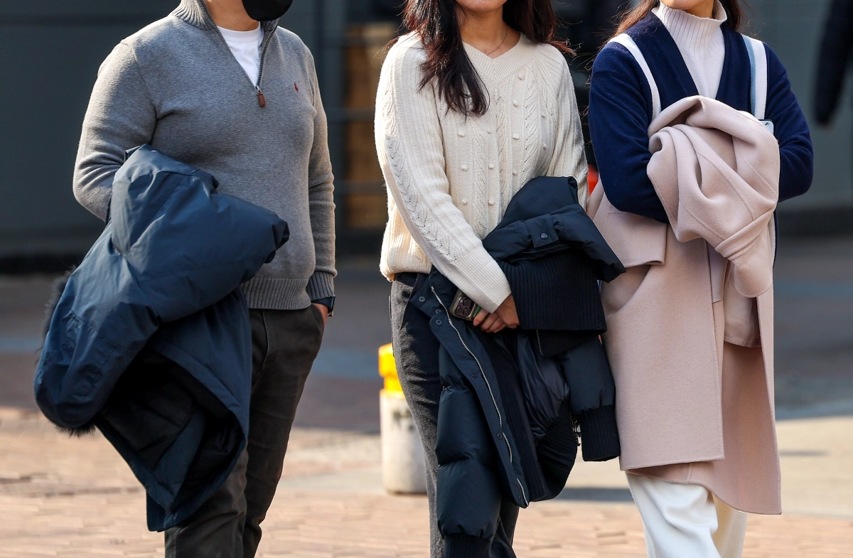 봄 같은 겨울… 외투 벗은 시민들