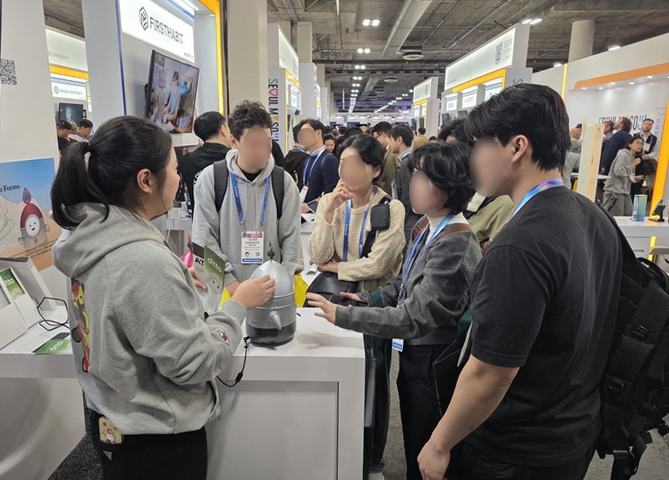 지난 8일(현지시간) 미국 라스베이거스에서 열린 CES 2026 아틀로(ALTO) 부스에서 정서 교감형 AI 로봇 ‘아토(Atto)’와 감정 기반 AI 컴패니언 앱 ‘디토(Ditto)’가 전시돼있다. 아틀로 제공