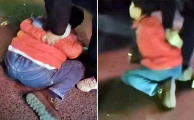 중국 소후닷컴 등에 따르면 13일 밤 9시쯤 중국 후난성 사오양시 다샹구에서는 길거리 유괴 의심 신고가 접수됐다. 관련 영상에는 아기 엄마의 비명과 이를 듣고 몰려든 행인들이 한 여성을 제압하는 모습이 담겨 있었다. 현지 경찰 조사 결과 이는 오해에서 비롯된 해프닝으로 드러났다. 사진은 제압당한 여성. 2026.1.14 소후